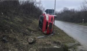 Сообраќајна несреќа на стариот пат Скопје – Тетово, автомобил излета од патот и се преврти!
