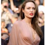 Анџелина Џоли го освои црвениот тепих во проѕирен светкав фустан (ФОТО и ВИДЕО)