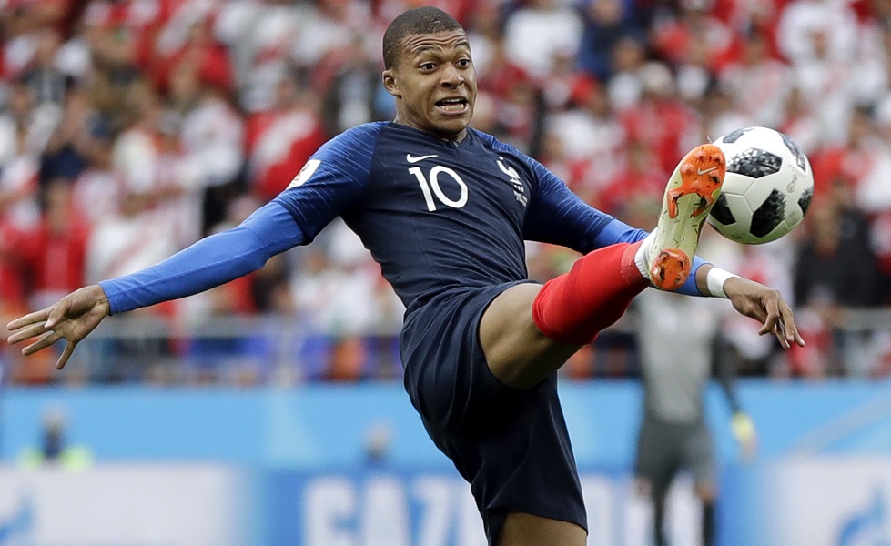 Дали Мбапе живее со  трансвестит