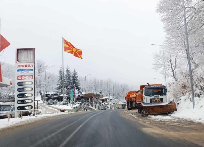 ПОРАДИ ВРНЕЖИ ОД СНЕГ: Од рано изутрина забрана за камиони на Стража и на патиштата Маврово – Дебар и Тетово – Попова Шапка