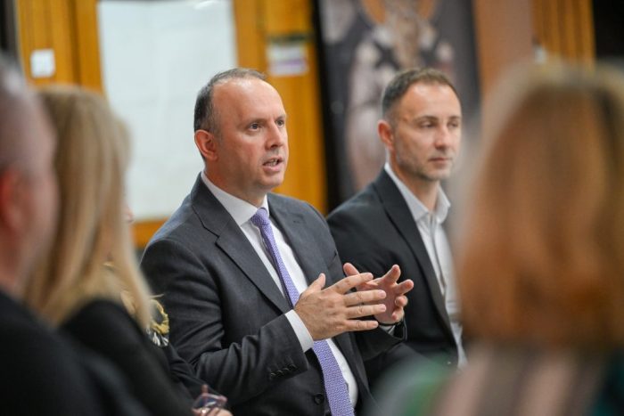 Гаши порача пратениците како знаат утре да дојдат на работа