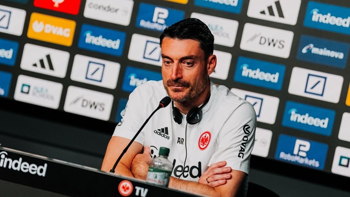 Новиот тренер на Ајнтрахт воведува „рулет со казни“, кој доцни ќе чисти копачки, ќе работи со градинарот…