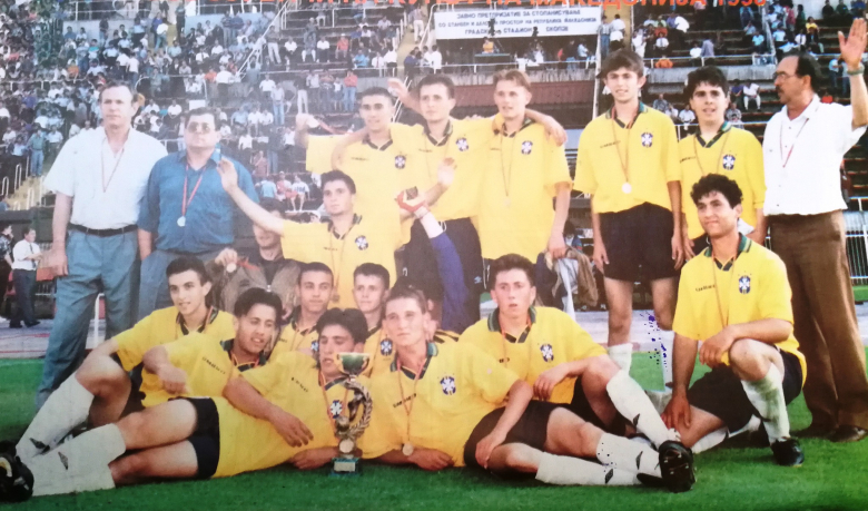 Младинците на Осогово слават Куп во дресови на Браззил