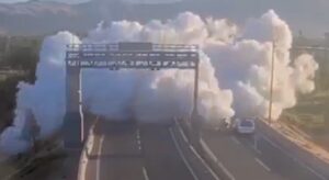 (ВИДЕО) Камион со течен гас експлодираше на автопат, предизвика штета во радиус од 200 метри