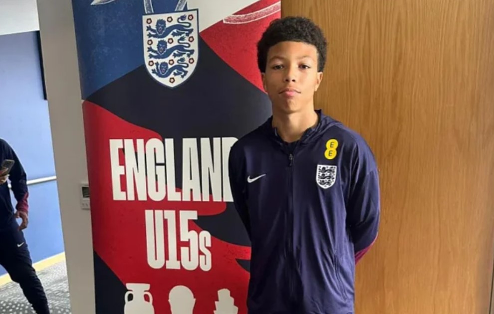 Синот на неден од најдобрите бразилски дефанзивци во историјата дебитира за Англија