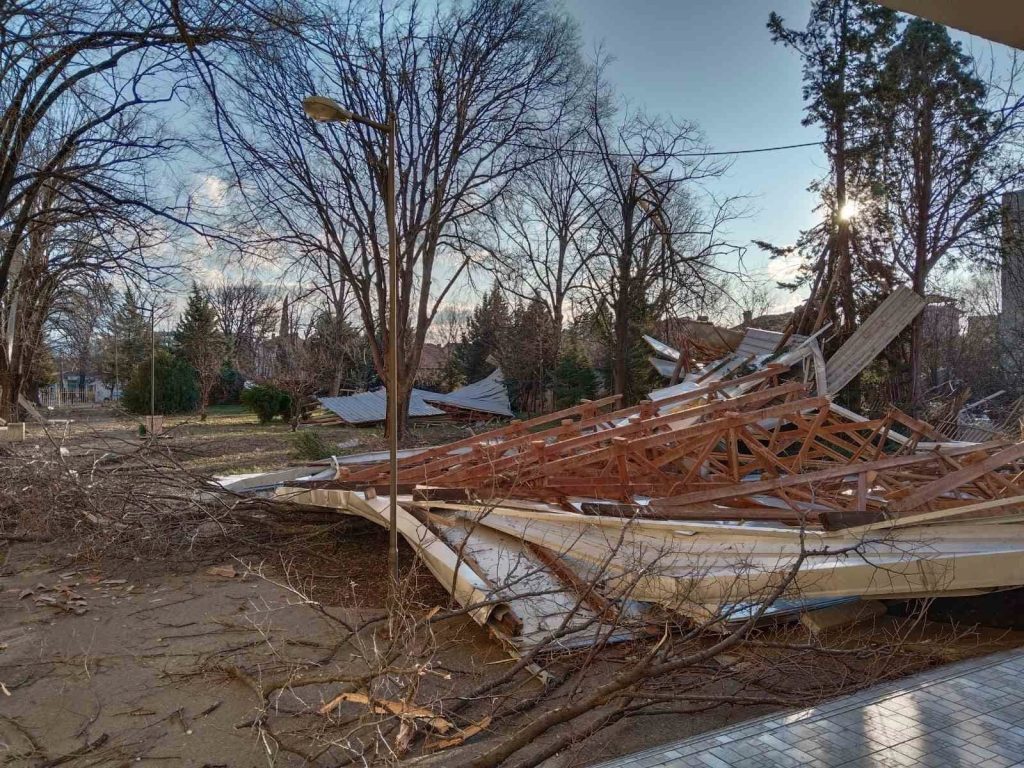 (Фото) Силниот ветер откорна покрив во училиште во Гевгелија