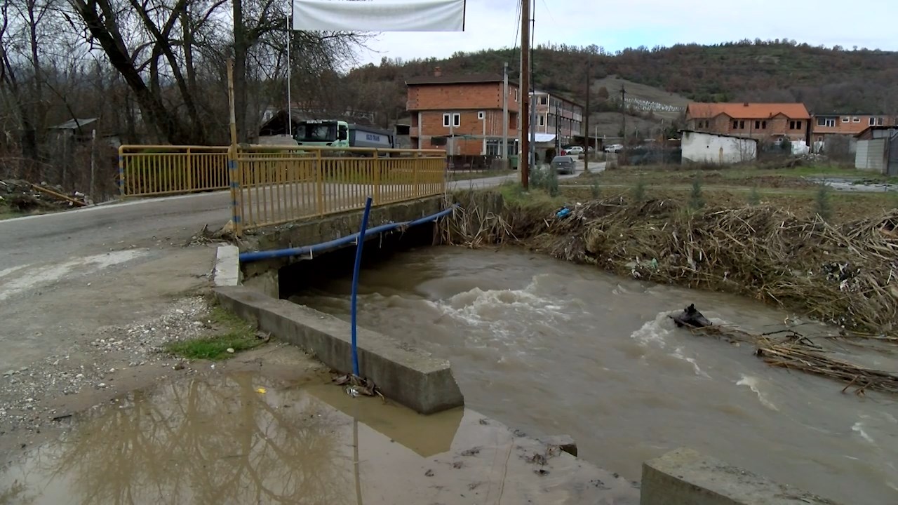 Состојбата со поплавите во Буковиќ и Семениште засега санирана