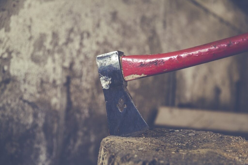 Татко со секира нападнал син во Битола – полицијата го уапси!