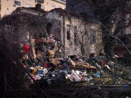 Иселени бездомници што направиле депонии во напуштени објекти во Центар