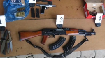 СЕ ЗАКАНУВАЛ СО МАСОВНО УБИСТВО: Уапсен 20-годишник од Мала Речица по дојава од ФБИ, пронајден арсенал оружје