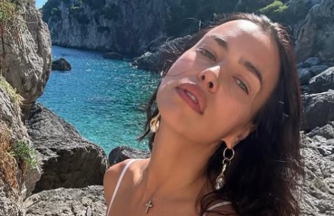 Ирина Шајк во црно бикини: Прекрасна, природна и неодолива