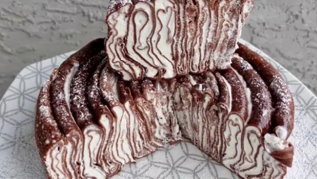 Фантастична торта со чоколадни палачинки: Слоеви крем што се топат во устата