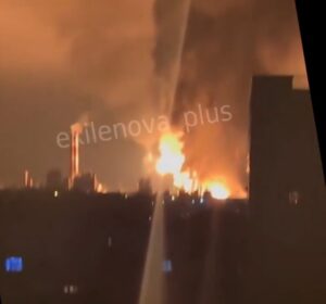 (ВИДЕО) Украинците жестоко ја нападнаа Русија: Пет аеродроми затворени, пожар во рафинерија