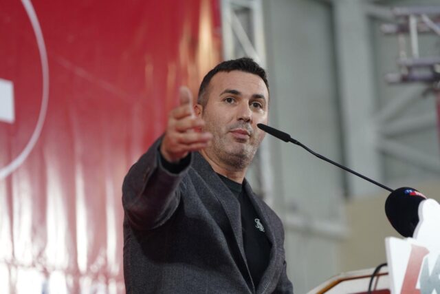 Адеми реагира за „скандал“ во Струга: „Албанскиот не е превод, тој е службен јазик“