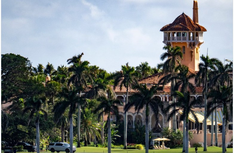 МАЖ ВЛЕЗЕ НА ИМОТОТ НА ТРАМП СО ПУШКА И БОЦА СО БЕНЗИН! Тајната служба на САД го убила на лице место!