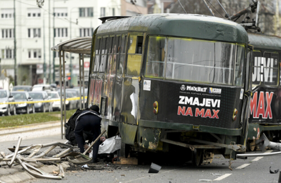 (ВИДЕО) Трамвај излета од шините во Сараево, едно момче загина, а девојка остана без нога