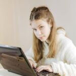 „Моето дете повеќе не пишува домашна без „Чет-ГПТ“. Дали да му го забранам?“