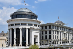 Ја удирал бремената партнерка со тупаници и шлаканици, јавен обвинител порабал само мерки на претпазливост за насилникот