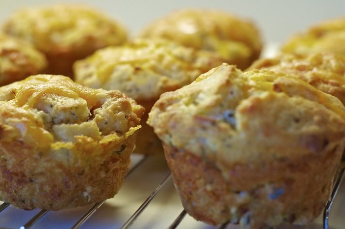 СОВРШЕНО МЕКИ И ПОЛНИ СО ВКУС: Пченкарни мафини со јајца, јогурт, масло, пециво, сол и фета сирење