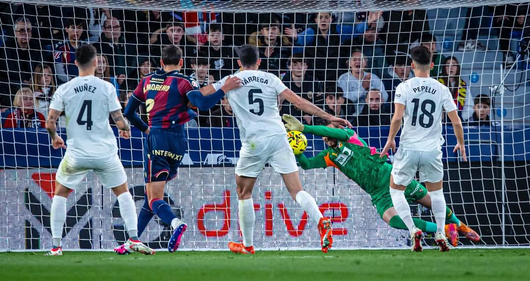 Димитриевски двапати ја вадеше топката од мрежата, Валенсија се врати на старите навики (Видео)