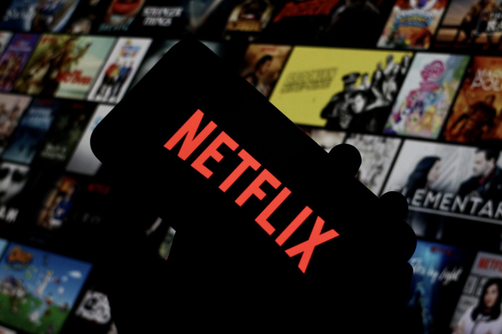 „Нетфликс“ се повлече од купувањето на „Варнер брос Дискавери“