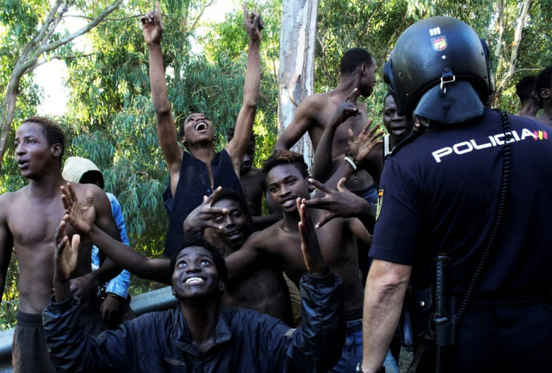 Шпанија ги легализираше мигрантите, сега ѝ ги префрла на Европа