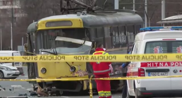 Жена загина, а двајца се повредени откако трамвај излета од шини во Сараево