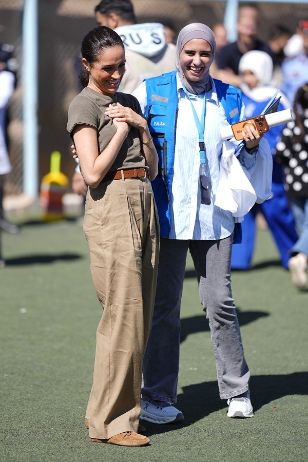 Меган Маркл каква што никогаш порано не сте ја виделе: Малкумина би излегле во толку збрчкани панталони, а камоли да ги фотографираат