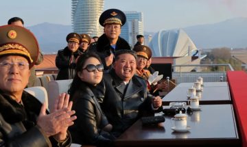 Јужнокорејската разузнавачка служба: Ким Џонг Ун ја подготвува ќерката за наследничка