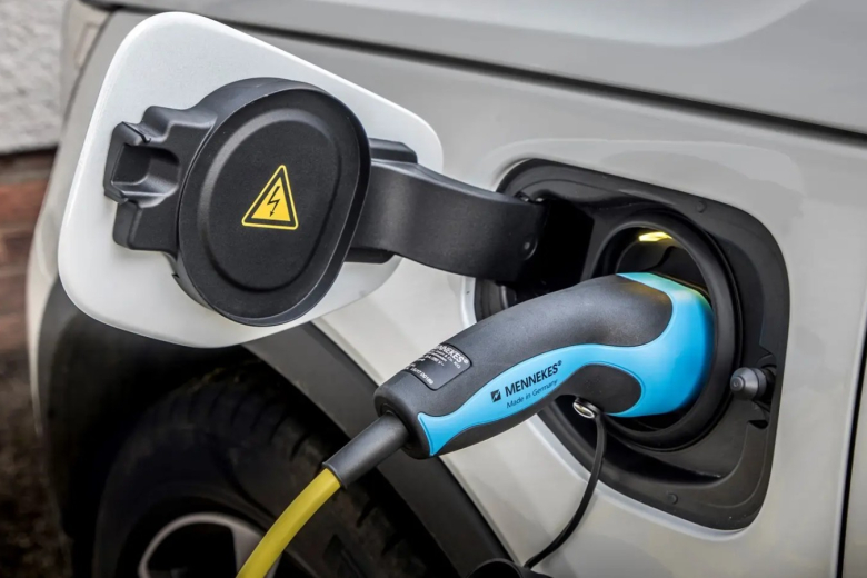 Плаг-ин хибридите трошат три пати повеќе гориво