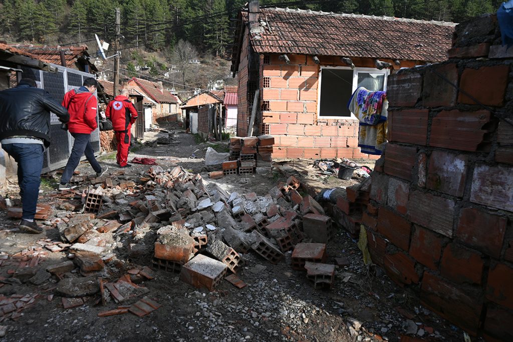 (Фото) Помош за настраданото население  од поплавите во Кичево, Гостивар и Скопје, 200 волонтери и вработени на Црвениот крст ангажирани на терен