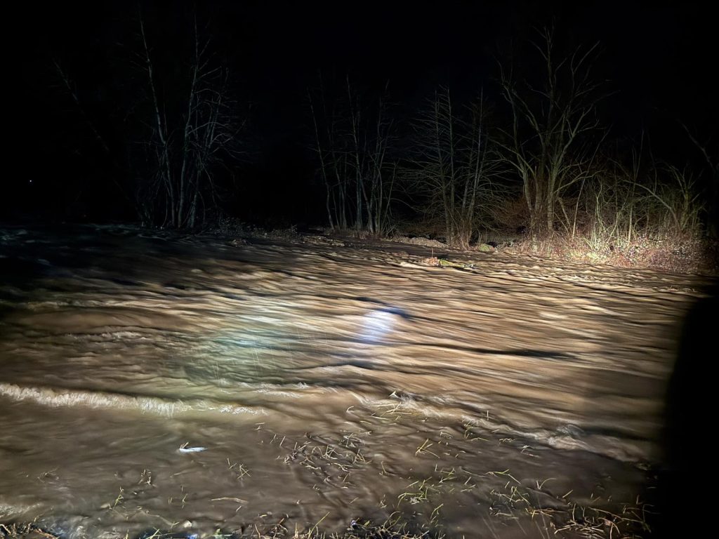 УХМР: Претпазливо движење покрај реките и суводолиците низ земјава