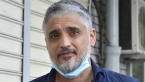 Чедо Јовановиќ се степа во кафуле: „За секунда настана целосен хаос, летаа столчиња“