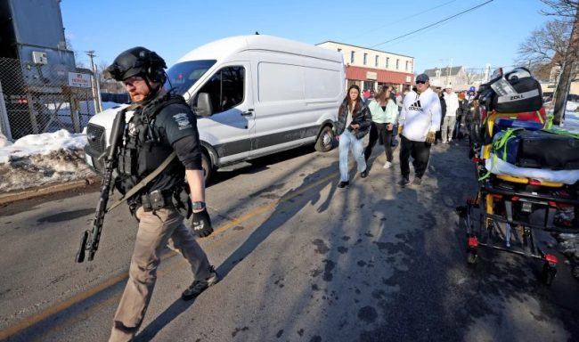 ТРОЈЦА УБИЕНИ И ТРОЈЦА РАНЕТИ ВО ПУКАЊЕ НА МЛАДИНСКИ ХОКЕЈАРСКИ НАТПРЕВАР ВО САД