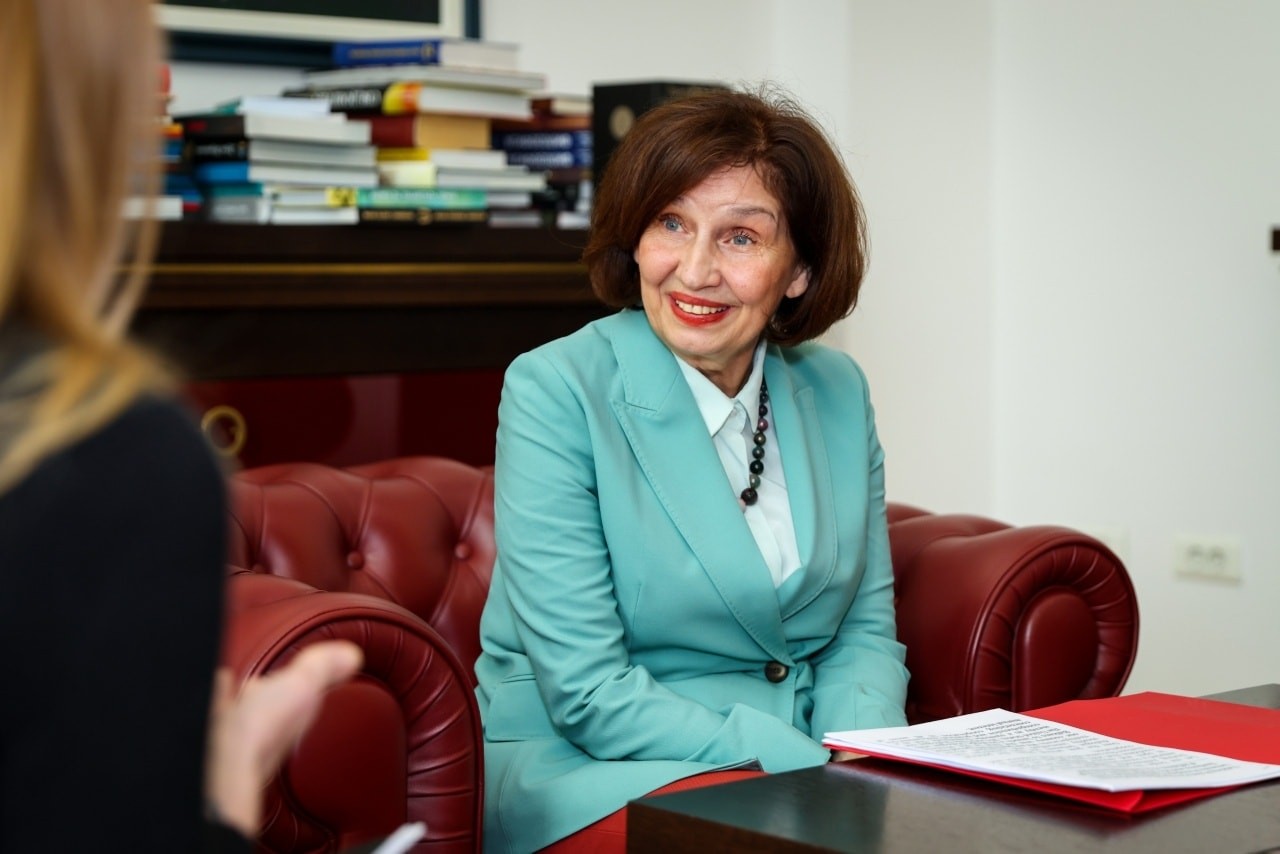 Силјановска Давкова: Колегите претседатели се шегуваат со мене за владиното авионче