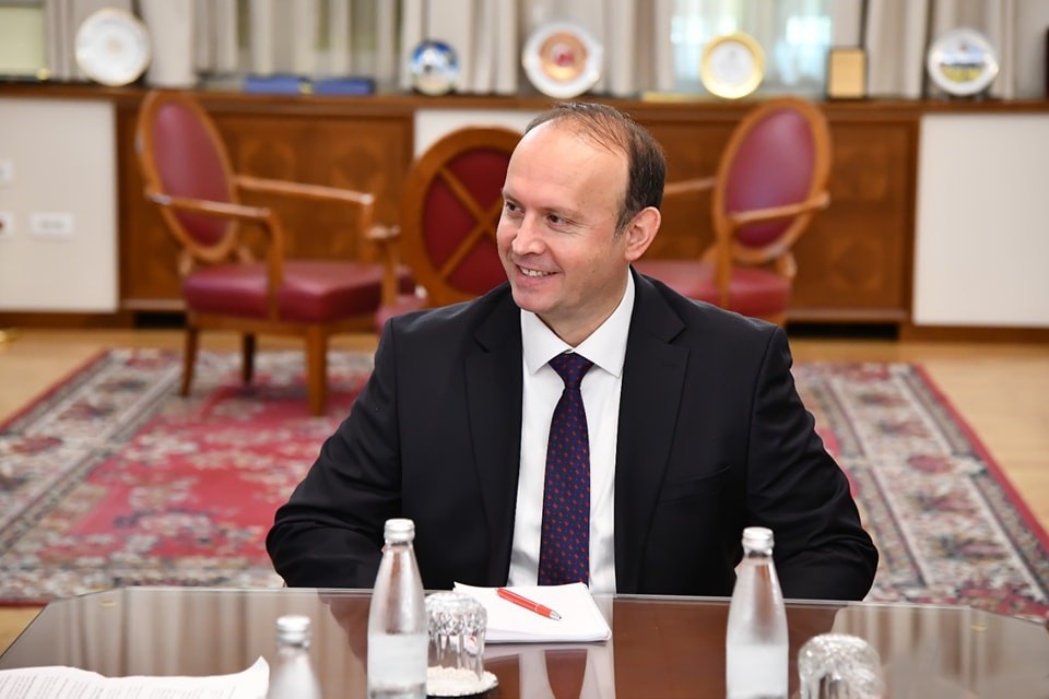 Гаши побарал пратениците да дојдат утре на работа и покрај најавената блокада