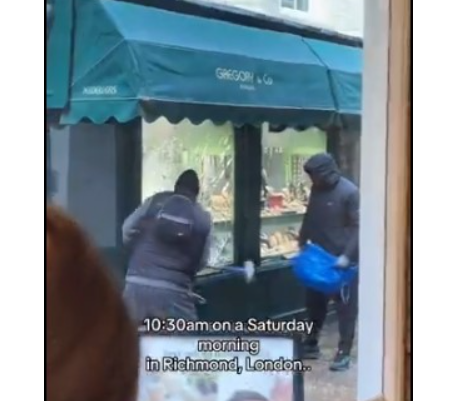 (ВИДЕО) Грабеж во златарница во Лондон: Додека крадците го кршат излогот, вработените го спасуваат накитот