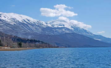 Во котлините дожд на планините снег