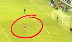 (ВИДЕО) НАЈЛУД ПЕНАЛ – Погледнете што направил, голманот и судијата биле ВО ШОК