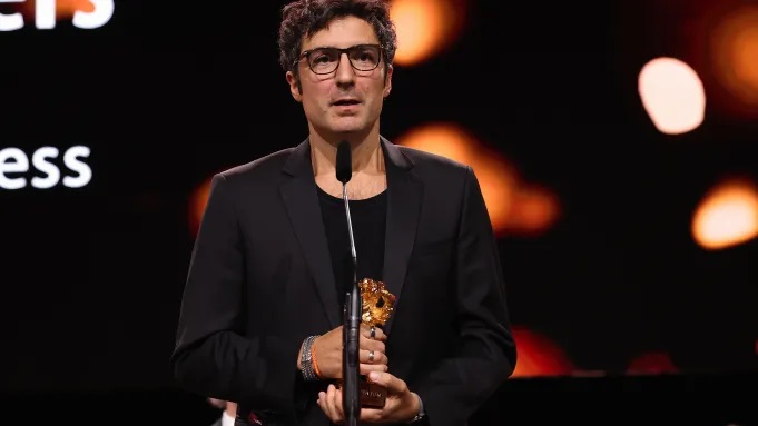 „Жолти писма“ на Илкер Чатак ја освои Златната мечка во Берлин на политички наелектризирана церемонија
