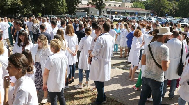 ДОБРО Е ШТО СЕ УКИНА ДИСКРЕЦИОНОТО ПРАВО НА ДИРЕКТОРОТ ЗА ВРАБОТУВАЊА ВО ЗДРАВСТВОТО, НО КОМИСИЈАТА ТРЕБА ДА ЈА БИРА СТРУЧЕН КОЛЕГИУМ, А НЕ ДИРЕКТОРОТ, ВЕЛИ ИНИЦИЈАТИВАТА „ЗАМИСЛИ“