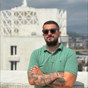 (ВИДЕО) Бомбакис ѝ честита роденден на сопругата Вики на начин што ќе ве растопи