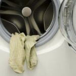 Видео: Тригодишно момче заљубено во машини за перење – вистински хит