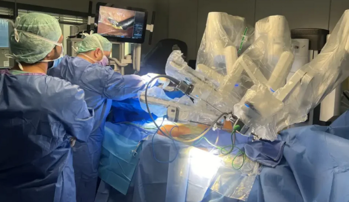 Кардиохирургот Едис Љајиќ по потекло од Македонија со помош на роботски систем во Германија оперираше скопјанец со коронарна срцева болест