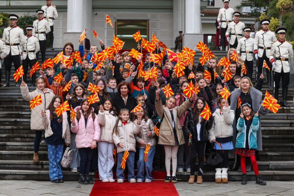 Традиционална церемонија на свечено менување на државното знаме во претседателскиот кабинет