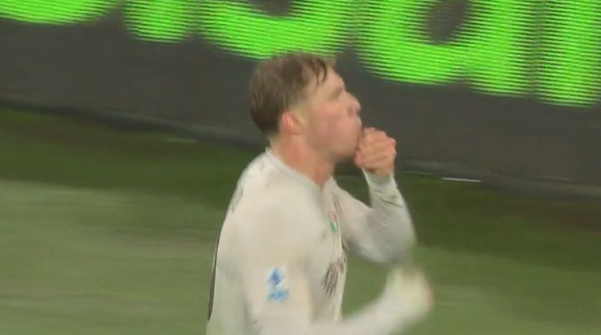 Драма во Серија А: Наполи со фудбалер помалку и гол од пенал во 95 минута ја победи Џенова (ВИДЕО)