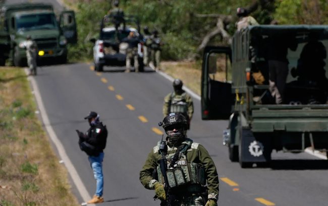 МЕКСИКО ИСПРАТИ ИЛЈАДНИЦИ ВОЈНИЦИ ЗА ДА ГИ ЗАПРЕ НАСИЛСТВАТА ПО УБИСТВОТО НА НАРКОБОСОТ ЕЛ МЕНЧО