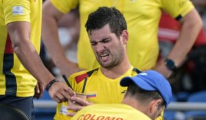 ВИДЕО: Апсолутен скандал во Дејвис купот – Нападнати тенисери, летаа шишиња на сите страни…