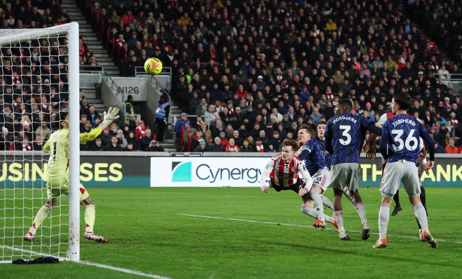 Студен туш за Арсенал – кикс кој ја вжештува борбата за титулата (ВИДЕО)