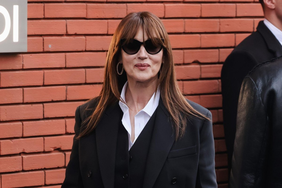 Моника Белучи во издание кое брише години – изгледа спектакуларно (ФОТО)